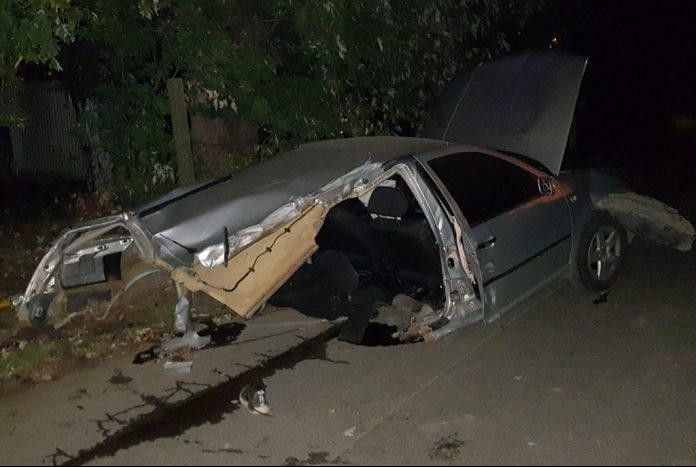 (FOTO) OGROMNOM BRZINOM SE ZAKUCAO U KUĆU, AUTOMOBIL BUKVALNO PREPOLOVLJEN: Stravična nesreća u Novom Sadu